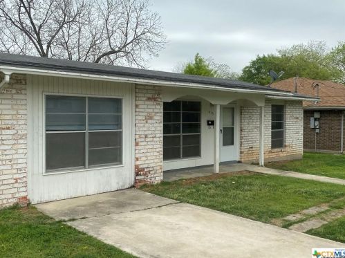 415 Duggan St, Seguin, TX 78155-6203