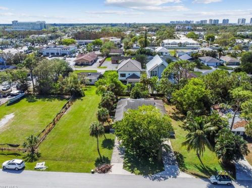 858 93rd Ave, Naples, FL 34108-2443