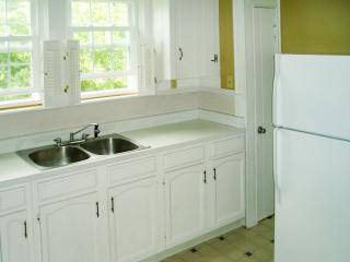 202 Bay View Ave, Bristol RI  02809-3820 exterior