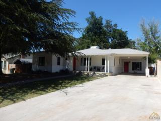 220 Monte Vista Dr, Bakersfield, CA 93305-1317