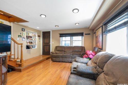 43 Pennyfield Cp, Bronx, NY 10465-3748
