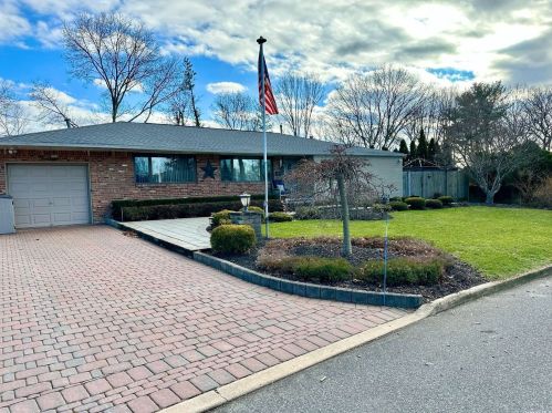 14 Bridle Ln, Huntington Station, NY 11746-4402