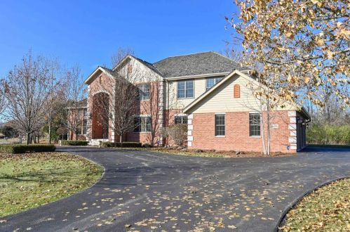 10685 Wood Crest Dr, Thiensville, WI 53092-6417