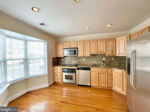 6755 Cardinal Woods Ct, Lorton VA  22079-1356 exterior