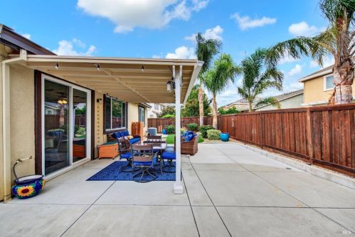 8001 Finchley Ct, Vacaville CA  95687-8253 exterior