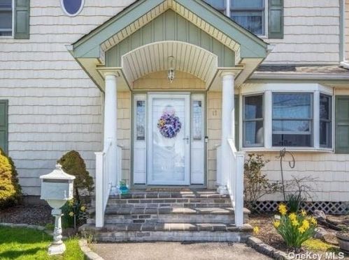 17 Madeline Ln, Babylon, NY 11704-5418