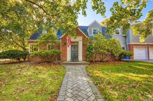 601 Pine Dr, Bayshore, NY 11706-6325