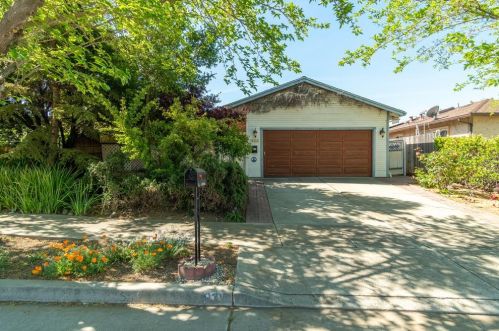 935 Matador Dr, Hollister, CA 95023-4264