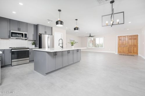 5621 Zoe Ella Way, Glendale AZ 85306-2823 exterior