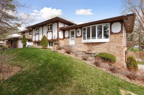 1610 1st St, Saint Paul, MN 55112-3363