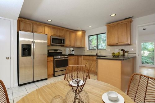 64 Lantern Cir, Stamford CT  06905-3131 exterior