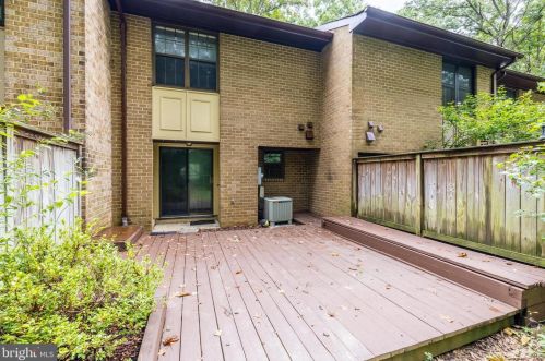 2053 Headlands Cir, Herndon VA  20191-3642 exterior