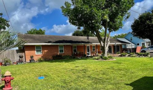 8134 Meadowbrook Dr, Hitchcock, TX 77563-4704