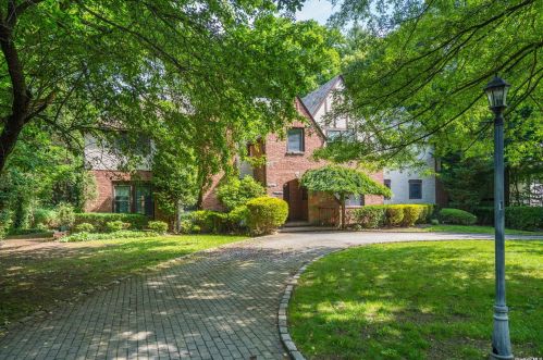 1 Chestnut Dr, Great Neck, NY 11021-1802