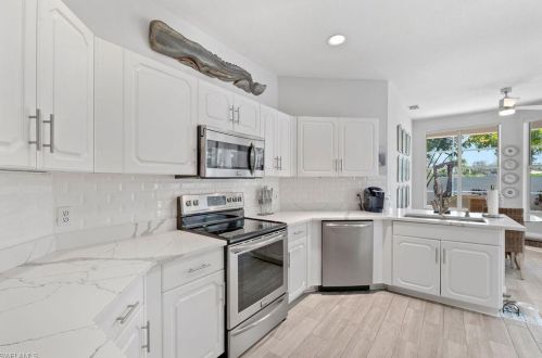 136 Livermore Ln, Naples, FL 34119-4646