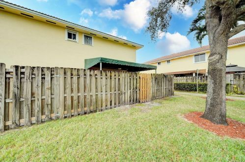 17845 74th Ct, Hialeah FL  33015-8441 exterior