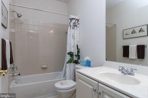 18345 Mid Ocean Pl, Leesburg VA 20176-7451 exterior