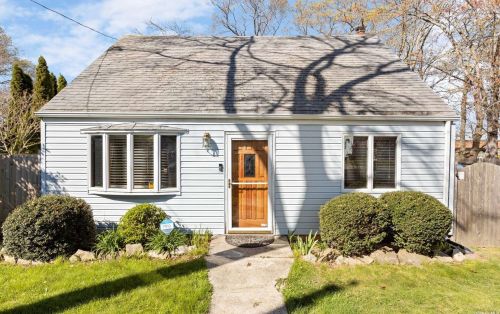 332 Broome Ave, North Lindenhurst, NY 11757-3833