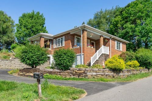 64 Preston Rd, Bentleyville, PA 15314-1954