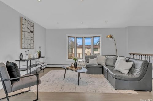 26 Hughes Ln, Babylon, NY 11703-3513
