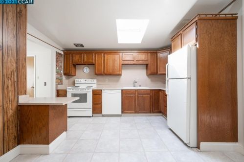 1737 El Toro Way, Pinole CA  94564-2116 exterior