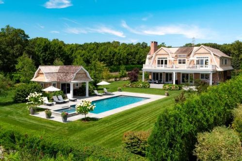 1 Farrell Ct, Watermill NY  11976-2154 exterior