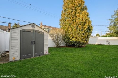 3691 Prairie Path, Bethpage NY  11714-4021 exterior