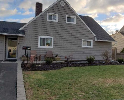 32 Dell Ln, North Wantagh, NY 11793-1810