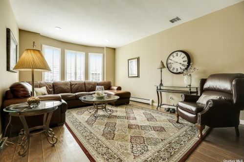 11 Remsen Ct, Mount Sinai NY  11766-1603 exterior