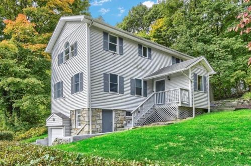 13 Hemlock Dr, Mahopac, NY 10541-5357