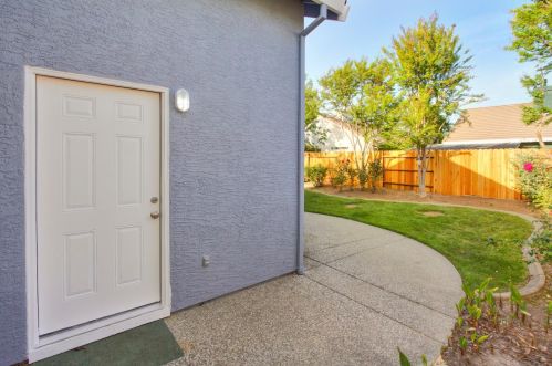 8635 Windsor Point Way, Elk Grove CA  95624-3431 exterior