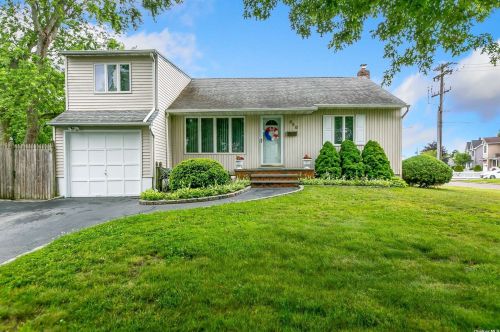 648 Arlington Dr, Seaford, NY 11783-1138