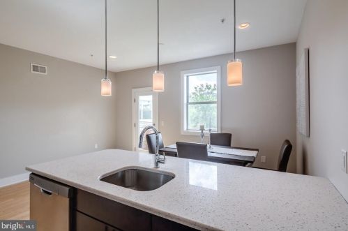 918 Front St, Philadelphia, PA 19123-4304