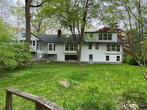 8 Tulip Tree Ln, Norwalk CT  06851-1409 exterior