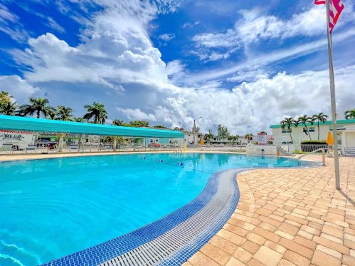 1301 12th Ct, Hollywood FL  33019-3252 exterior