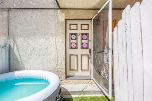 8927 Cedros Ave, Van Nuys CA  91402-1673 exterior