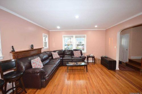 50 Aberdeen Rd, New Hyde Park NY  11040-2138 exterior