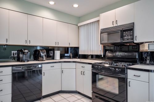 2109 Erma Dr, Hempstead, NY 11554-1123