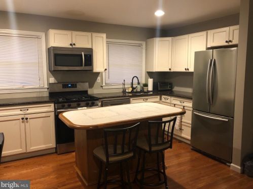 28 Andy Snyder Rd, West Deptford, NJ 08096-2861