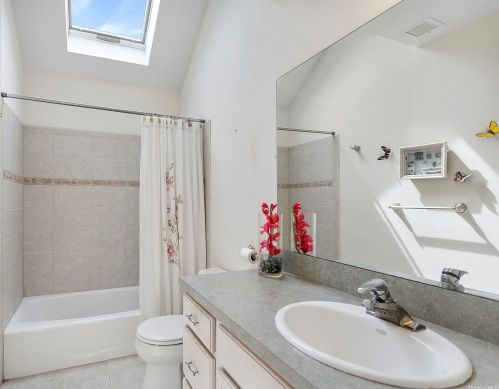 5 Daisy Ct, Northport NY  11768-2267 exterior