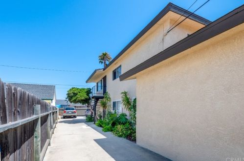 25022 Woodward Ave, Lomita CA  90717-2243 exterior