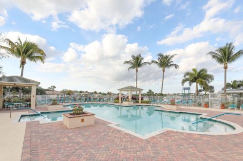 556 Indian Key Dr, Fort Pierce FL  34986-2051 exterior
