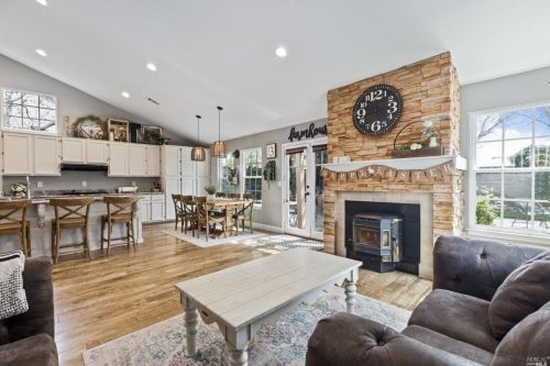 424 Stanford St, Vacaville CA  95687-4653 exterior