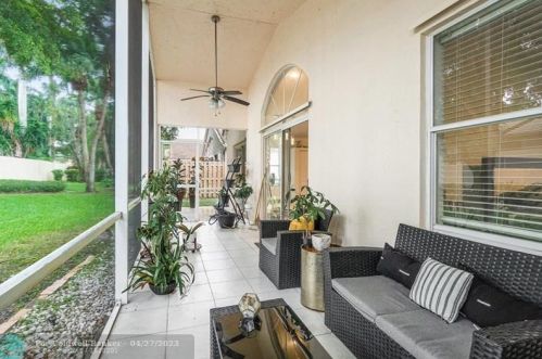 9796 Lemonwood Dr, Boynton Beach FL  33437-5452 exterior