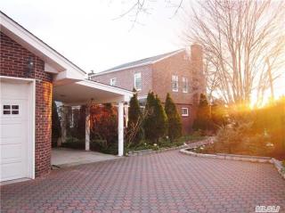 2 Kamda Blvd, New Hyde Park NY  11040-3136 exterior