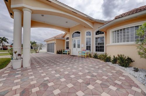 160 Saratoga Ave, Fort Pierce FL  34953-5974 exterior