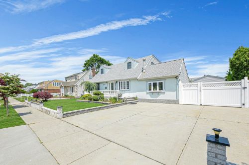 1064 Washington Ave, Westbury, NY 11590-5533