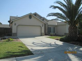 1397 Persimmon St, Lemoore CA  93245-5261 exterior