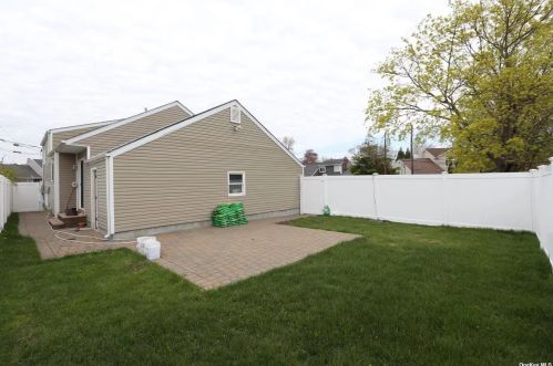 12 Thomas Dr, Babylon NY  11703-2324 exterior