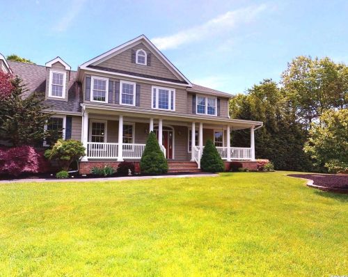 17 Barberry Ln, Center Moriches, NY 11934-1410
